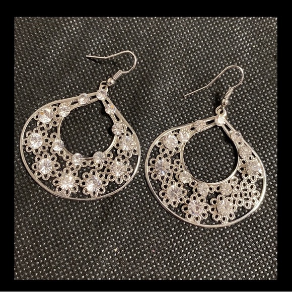 Rhinestone butterfly necklace with matching dangling earrings - Picture 9 of 11